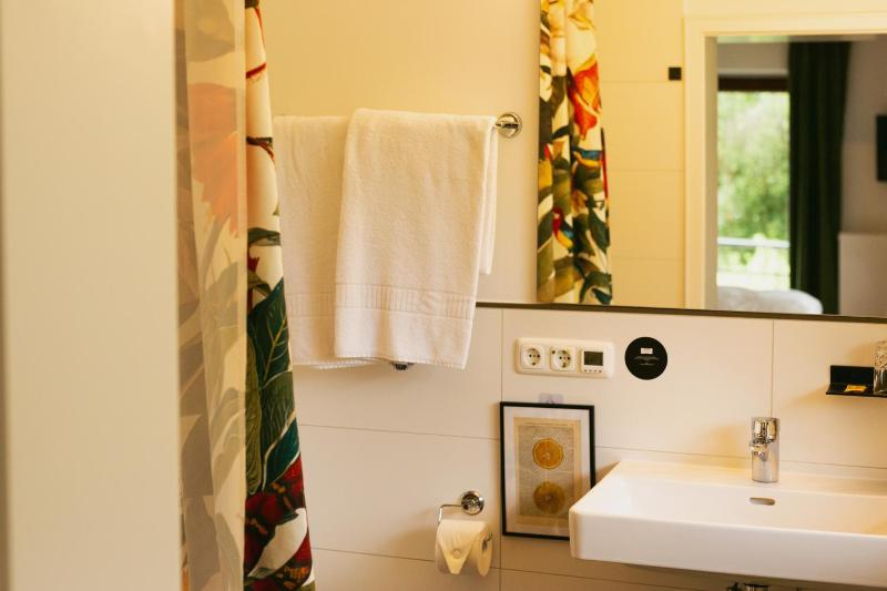 Double Room with Lake View image 2