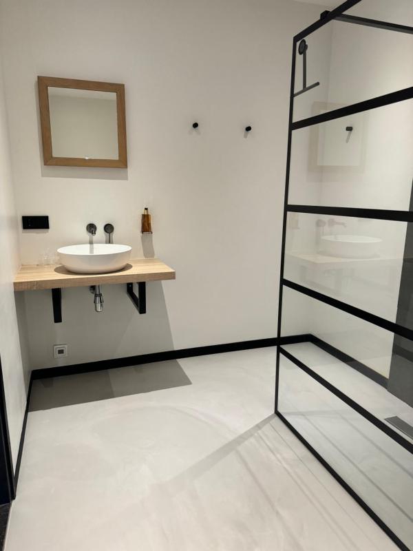 One-Bedroom Apartment image 2