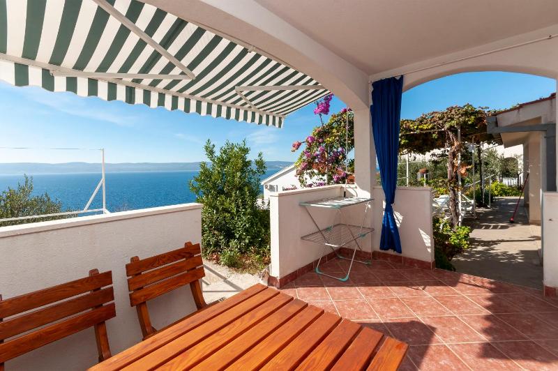 One-Bedroom Apartment with Sea View image 3