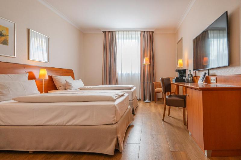 Business Twin Room with Garden View incl. Parking image 4