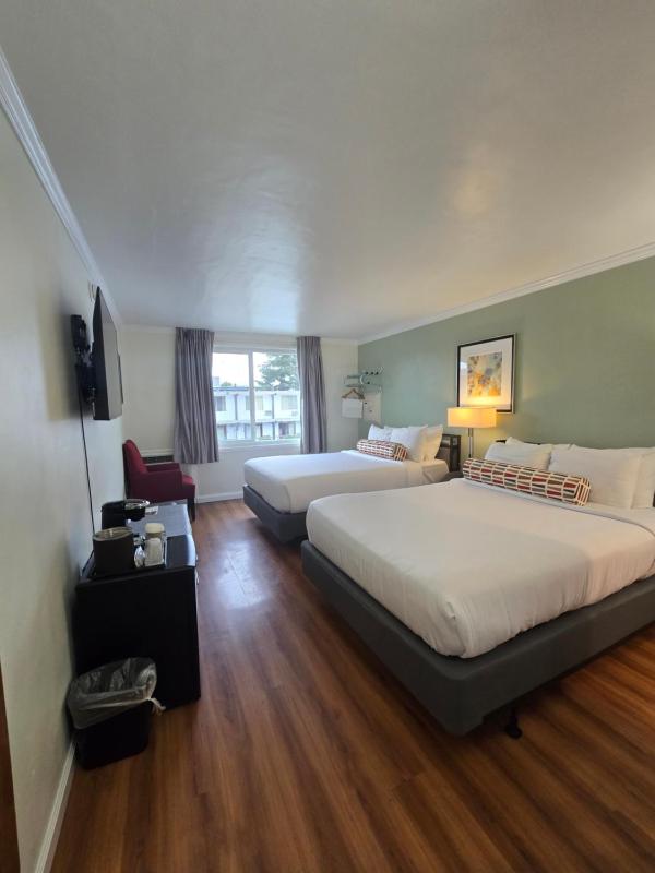 Superior Queen Room with Two Queen Beds image 3