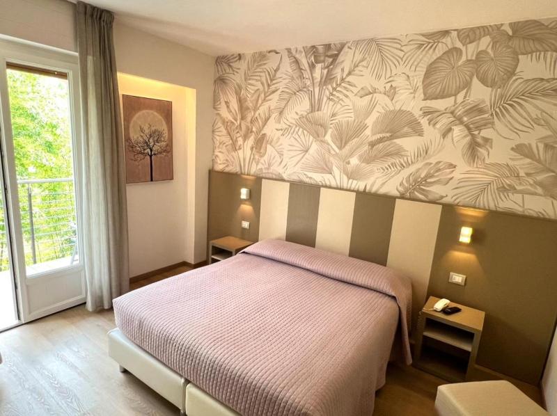 Double Room with Balcony and Mountain View image 2