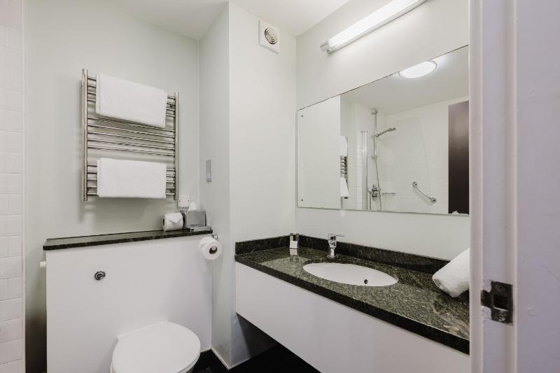 Twin Room image 4