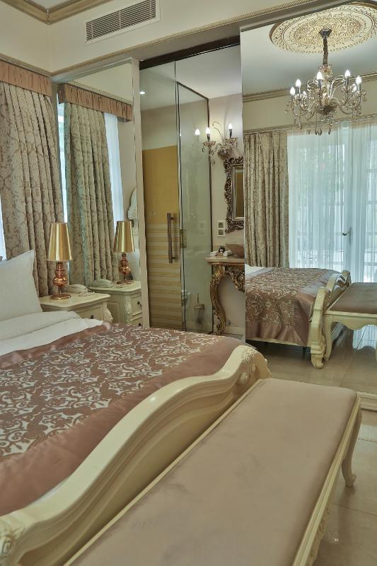 Deluxe Double Room image 4