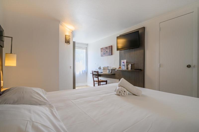 Standard Double Room - Annex building image 4