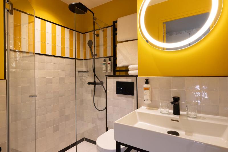 Double Room with Balcony image 3