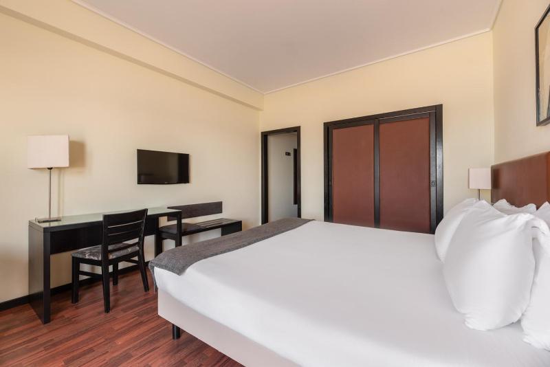 Double or Twin Room with City View image 4