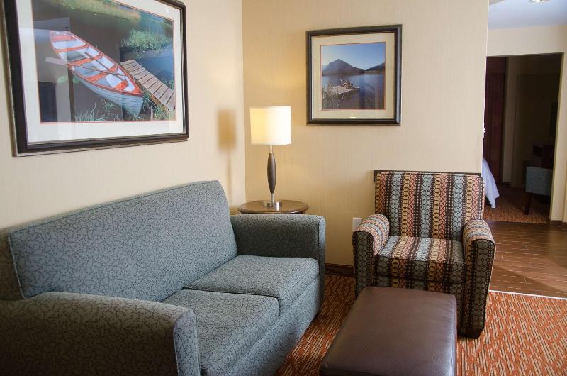 Junior King Suite with Sofa Bed image 4