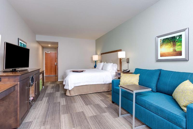 King Room with Sofa Bed - Non-Smoking image 3