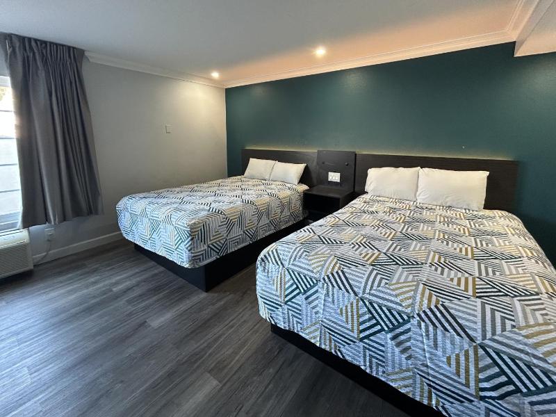 Queen Room with Two Queen Beds - Non-Smoking image 1