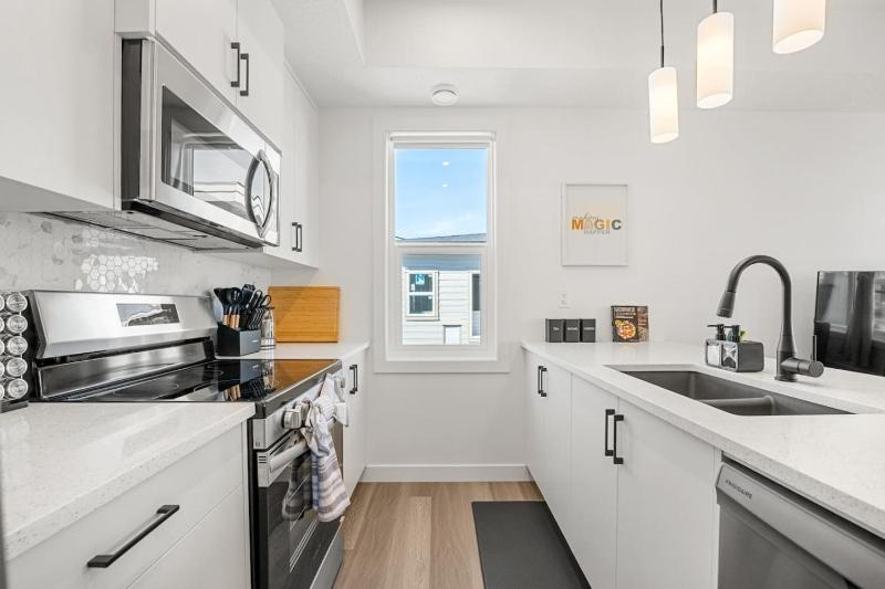 Aspen - Town House with 2 Bedrooms Garage Parking AC & More! - image 14