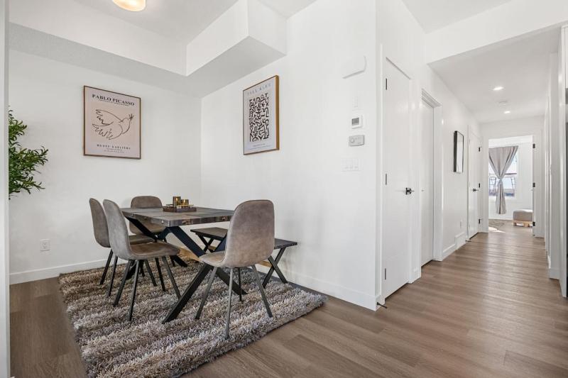 Aspen - Town House with 2 Bedrooms Garage Parking AC & More! - image 2