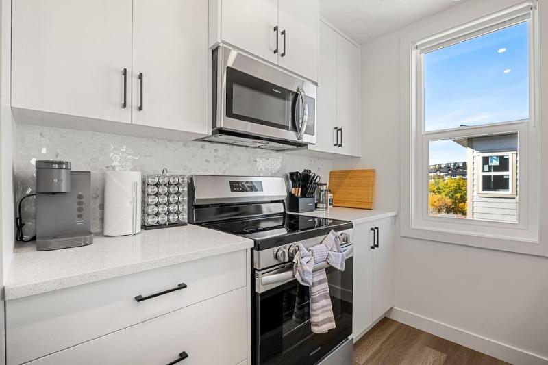 Aspen - Town House with 2 Bedrooms Garage Parking AC & More! - image 6