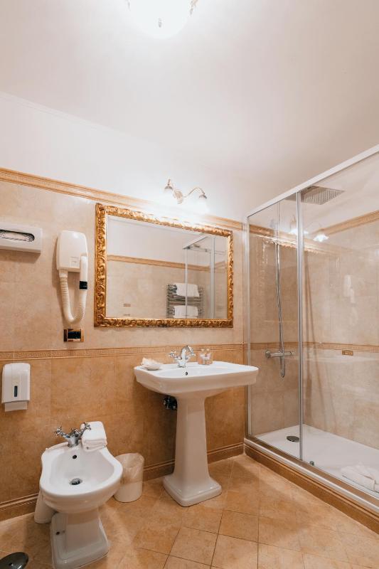 Quadruple Room image 3