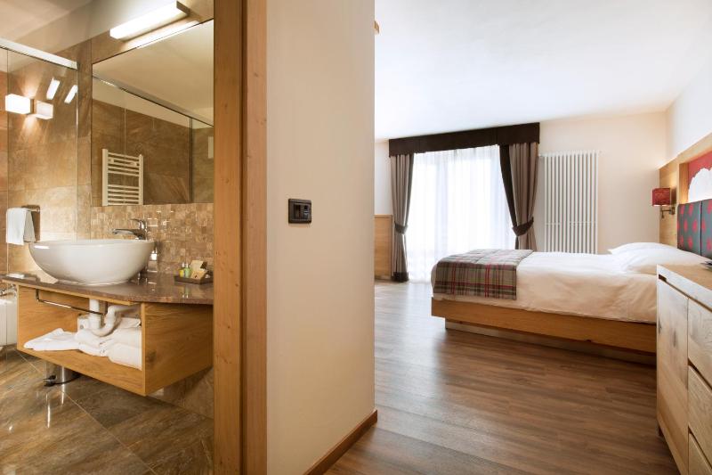 Junior Suite with Balcony image 3