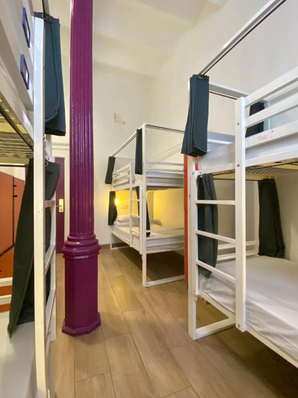 6-Bed Private Room Shared Bathroom image 2