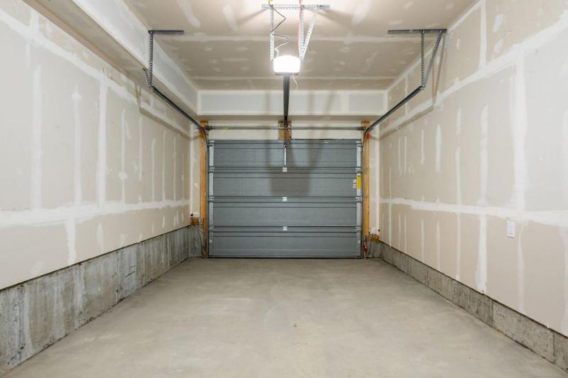 Aspen - Town House with 2 Bedrooms Garage Parking AC & More! - image 7
