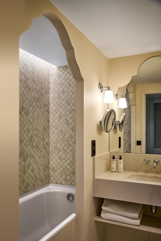 Deluxe Double Room image 3