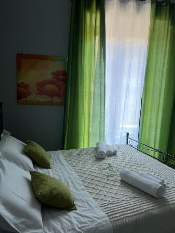 Deluxe Double Room with Balcony image 4
