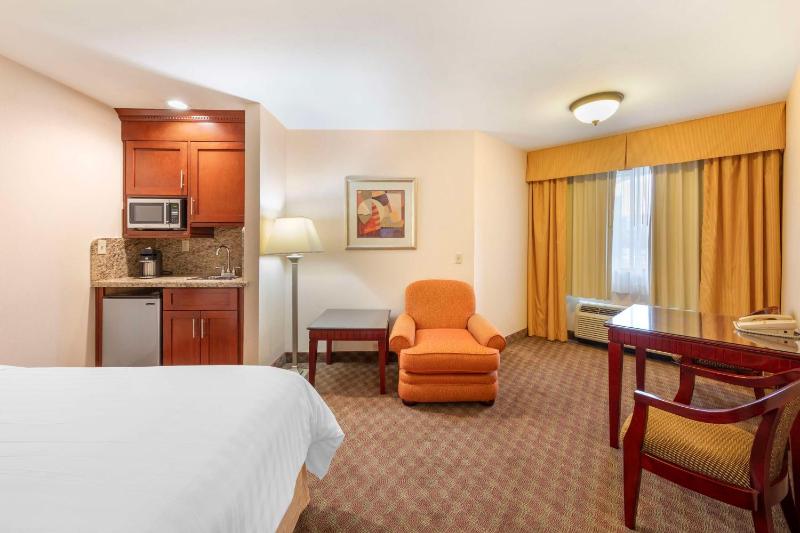 Deluxe Queen Room with Two Queen Beds - Non-Smoking image 4