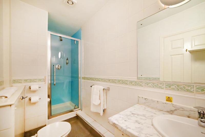 Quadruple Room image 4