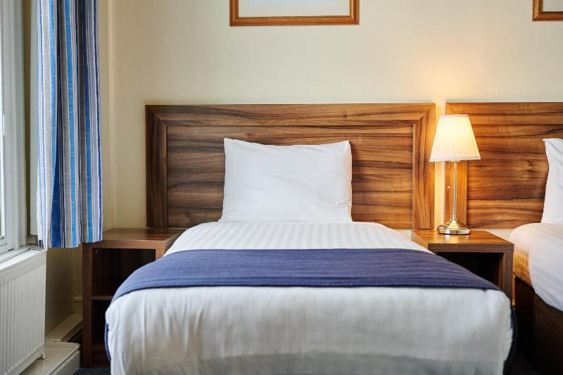 Twin Room image 3