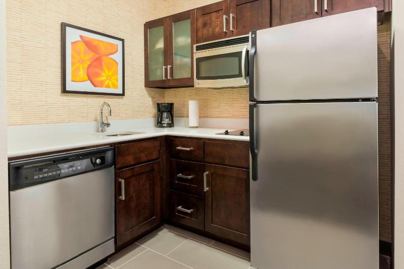 One-Bedroom Queen Suite with Sofa Bed image 3