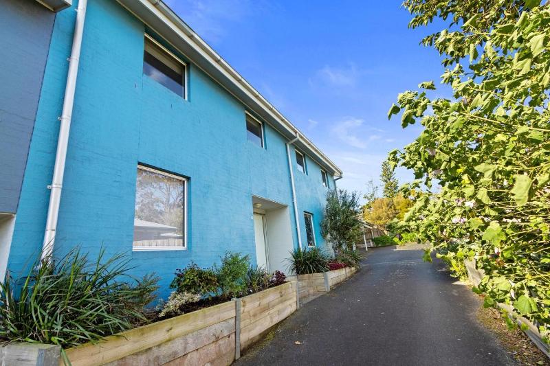 Osbourne walk to beach - image 6
