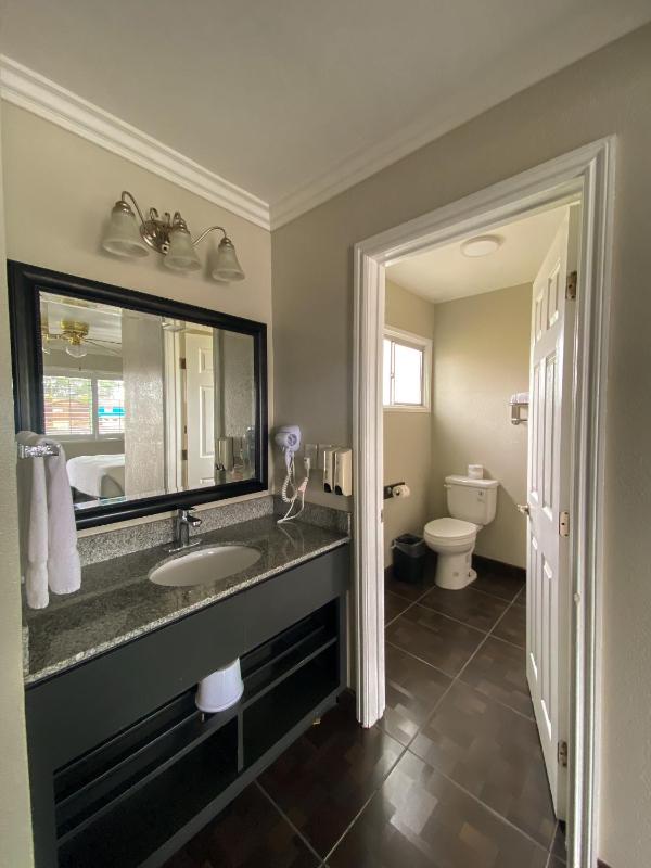 Queen Room - Non-Smoking image 2