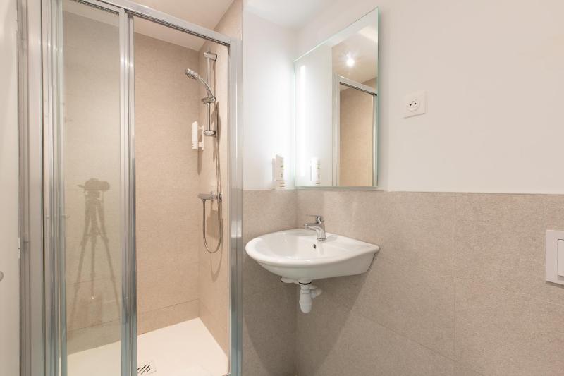 1 Double Bed 1 Single Bed image 2