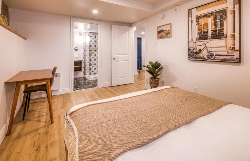 North House - Majestic 3-Bedroom Designer Apartment - image 5
