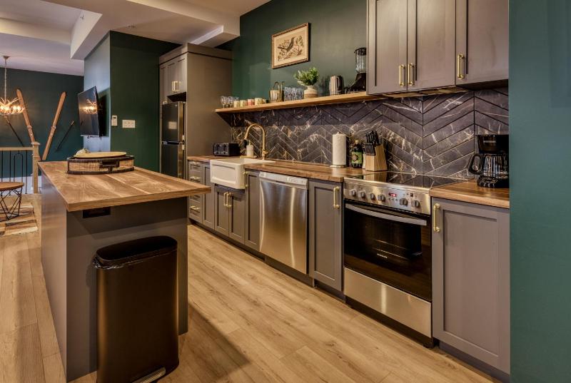 North House - Majestic 3-Bedroom Designer Apartment - image 12