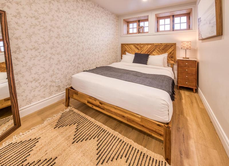 North House - Majestic 3-Bedroom Designer Apartment - image 11