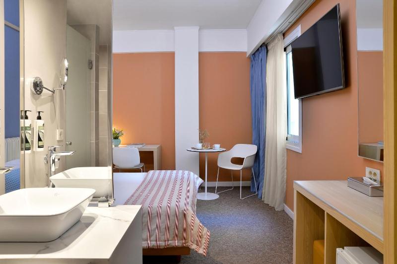 Airotel Guestroom image 4