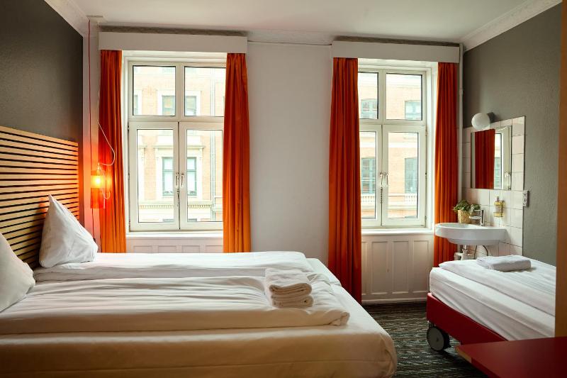 Triple Room with Shared Bathroom image 4