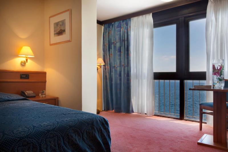 Double Room with Sea View and Sofa image 4