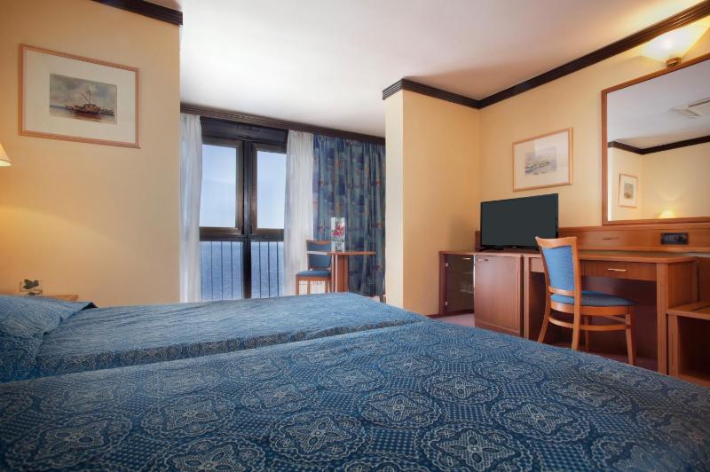 Double Room with Sea View and Sofa image 3
