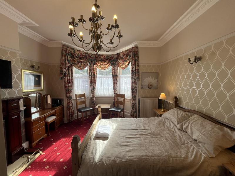 Double Room with Private Bathroom image 2