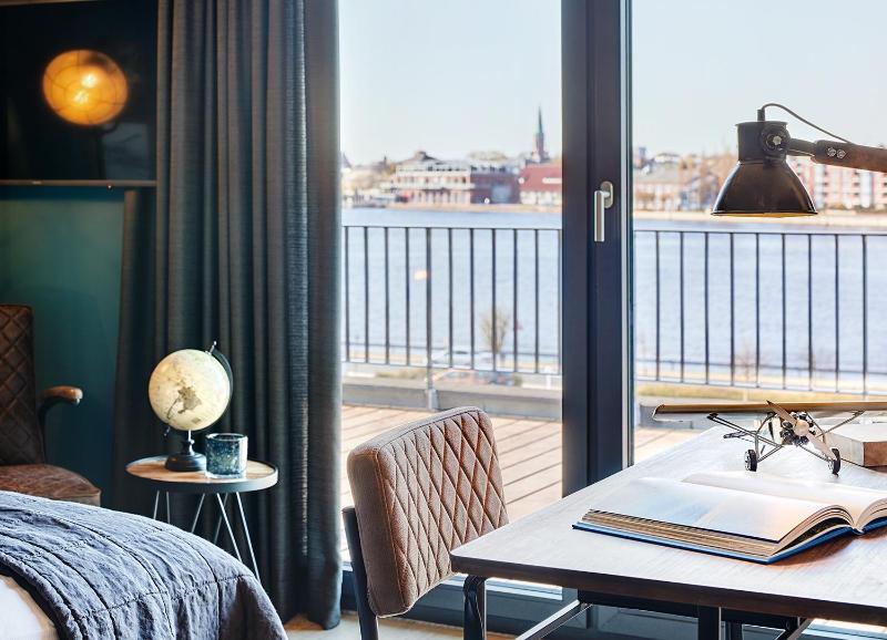 Double Room with Balcony image 4