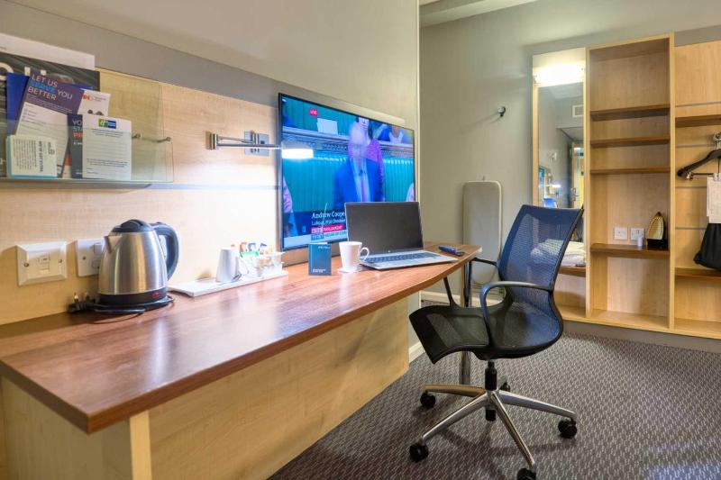 Double Room with Free Hot Breakfast - Accessible image 4