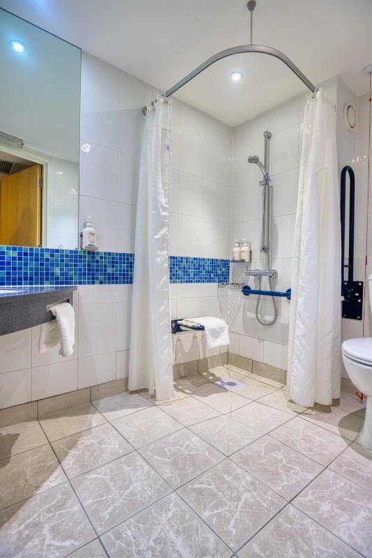 Double Room with Free Hot Breakfast - Accessible image 3
