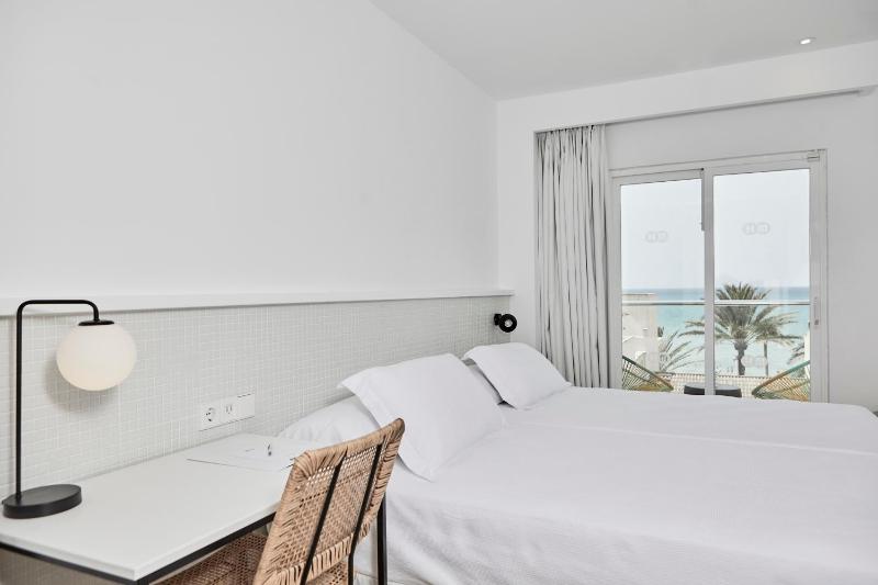 Twin Room with Balcony image 4