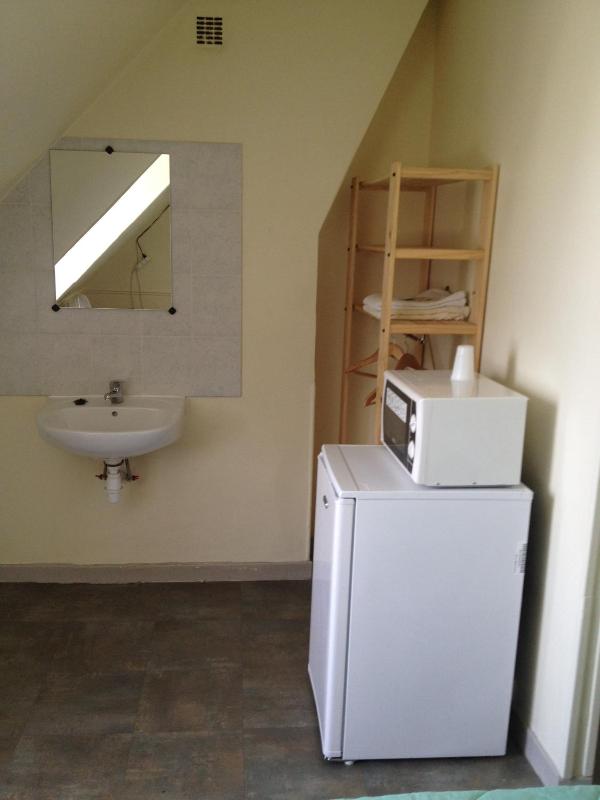 Twin Room with Shared Bathroom image 2