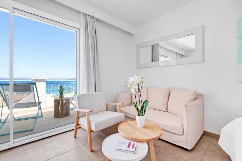 Junior Suite with Balcony and Sea View image 4