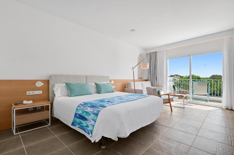 Junior Suite with Balcony image 1