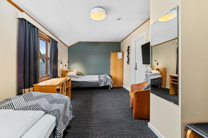 Economy Twin Room image 1