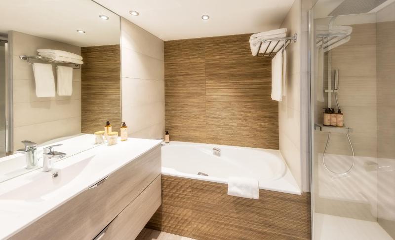 Deluxe Double Room with Balcony and River View image 3