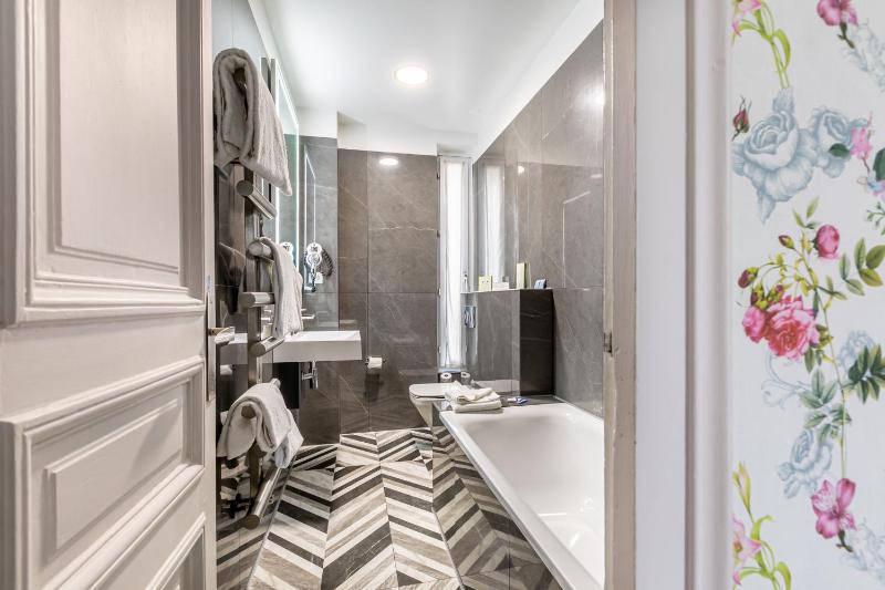 Classic Double Room image 4