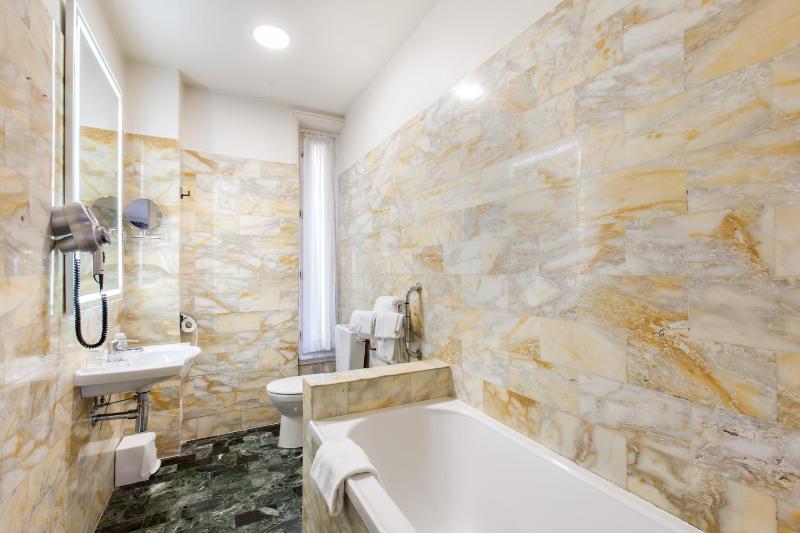 Classic Double Room image 2