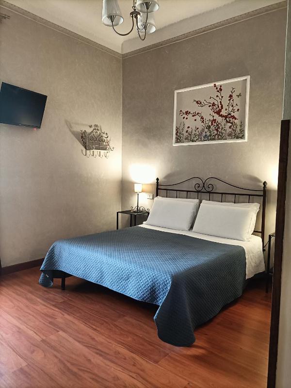 Standard Double Room image 3